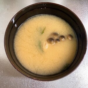 しめじとわかめの味噌汁